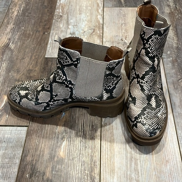 Universal Threads waterproof snakeskin boots - Picture 2 of 6